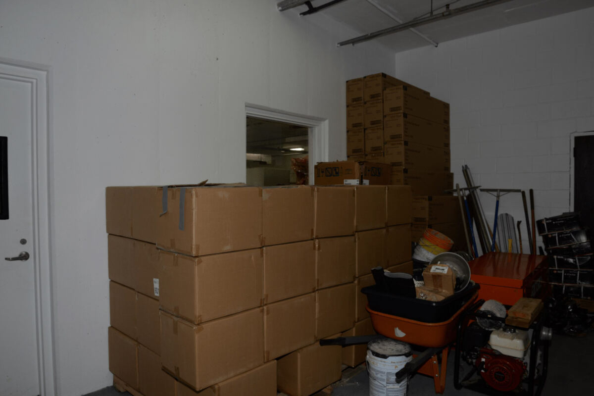 Cajas y material apilado en un almacén de un pequeño negocio