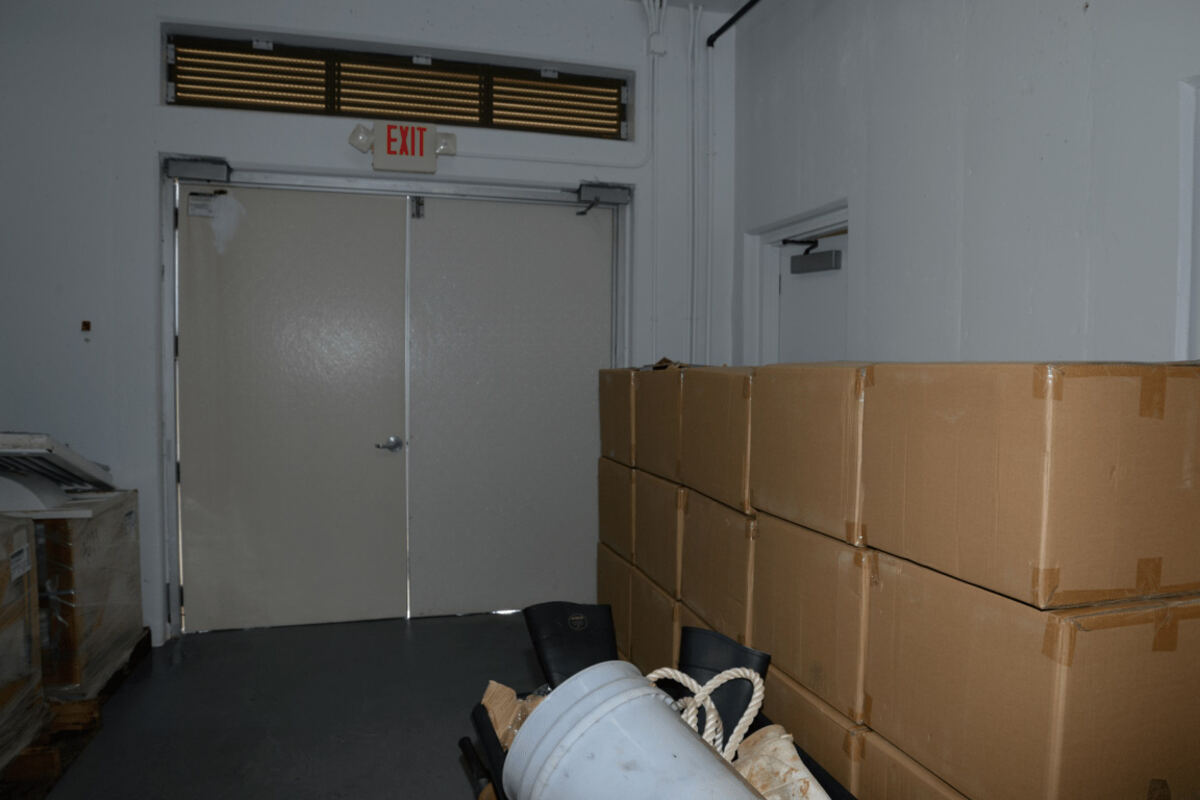 Cajas de cartón apiladas en un almacén