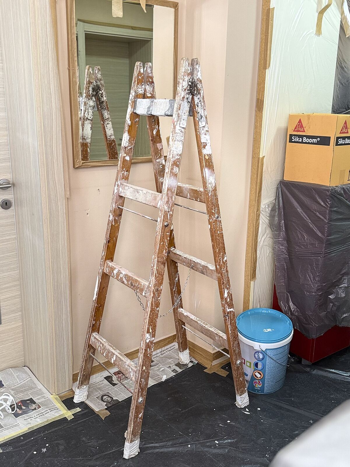 Escalera y material de obra durante una reforma de vivienda