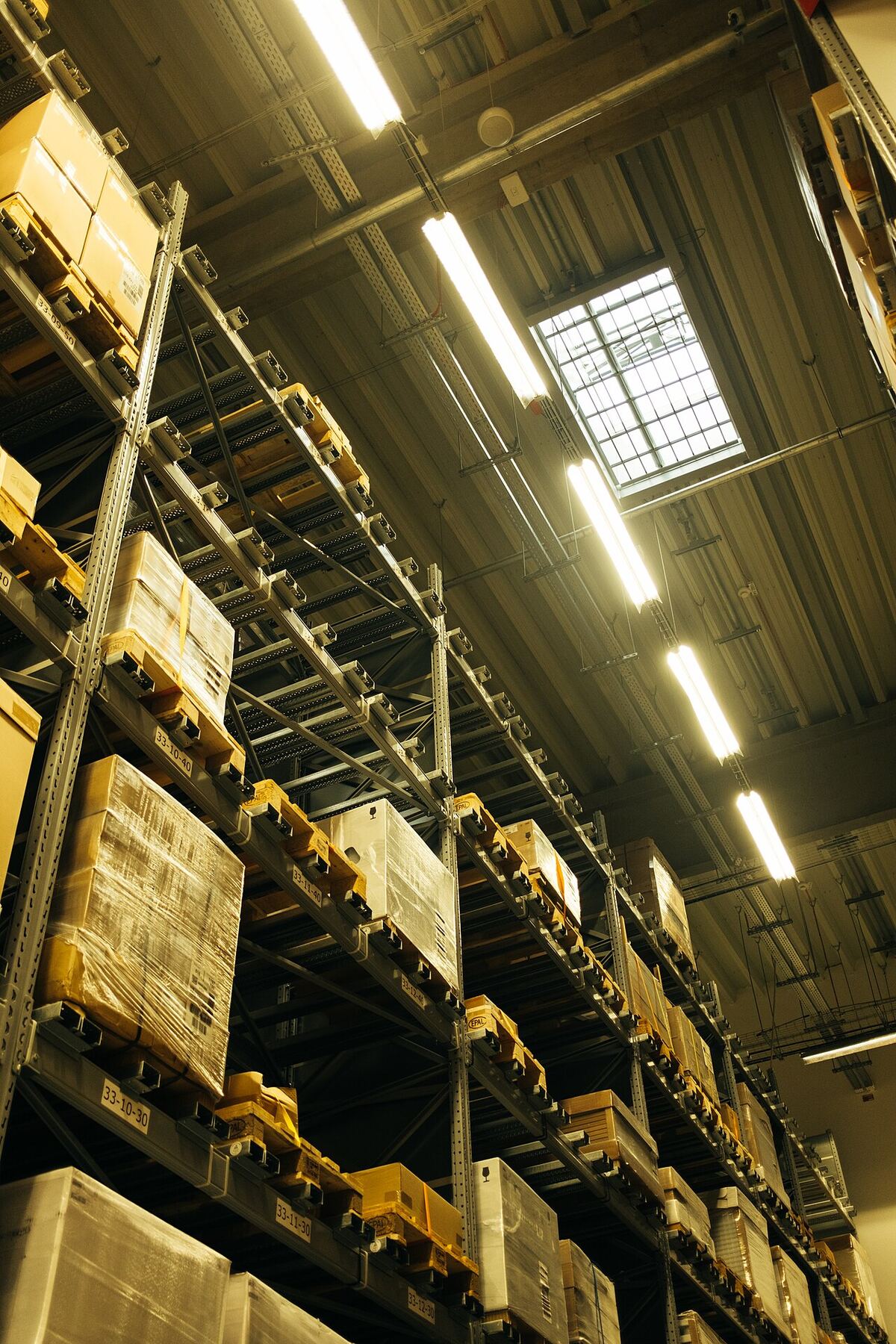 Estanterías organizadas con cajas en un almacén de self-storage