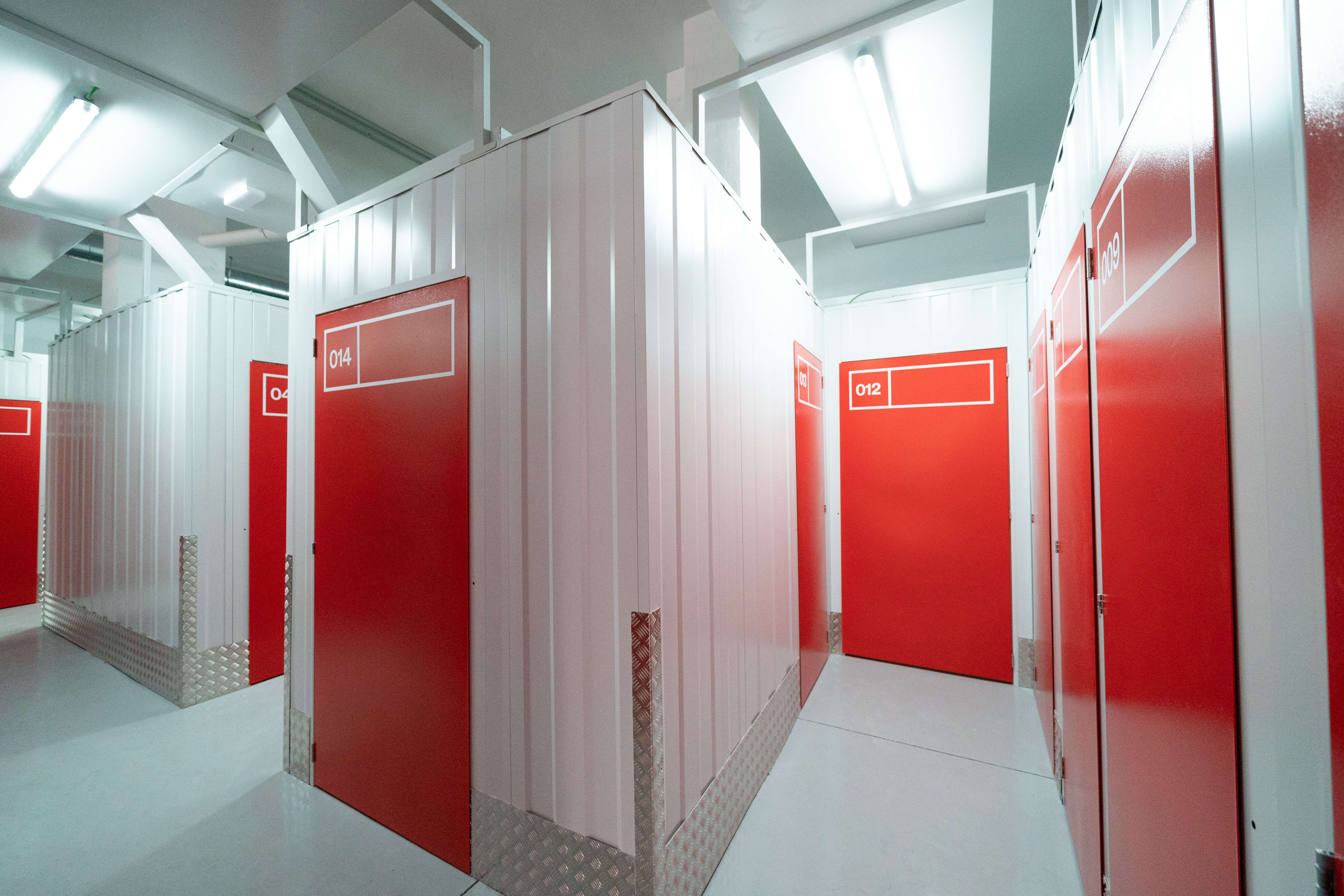 Trastero grande con estanterías