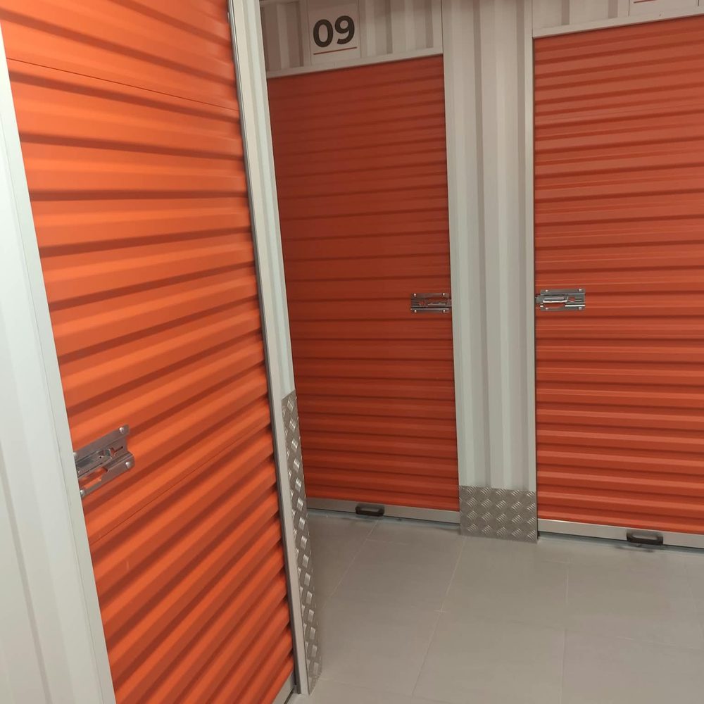 Puertas de trasteros numeradas con cierre para candado en Burjassot